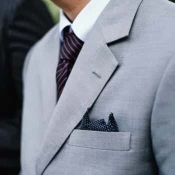 Hombre elegante con traje gris rentado en Puebla